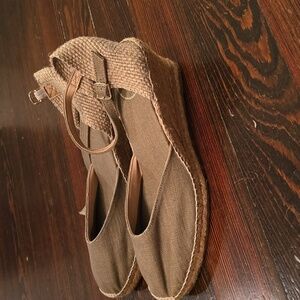 NWT Toni Pons Tan Espadrille Wedges
